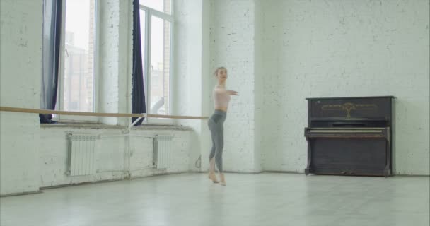 Bailarina de ballet interpretando soutenu en estudio de danza — Vídeos de Stock