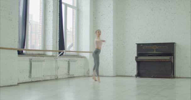 Baletka provádění soutenu v tanečním studiu