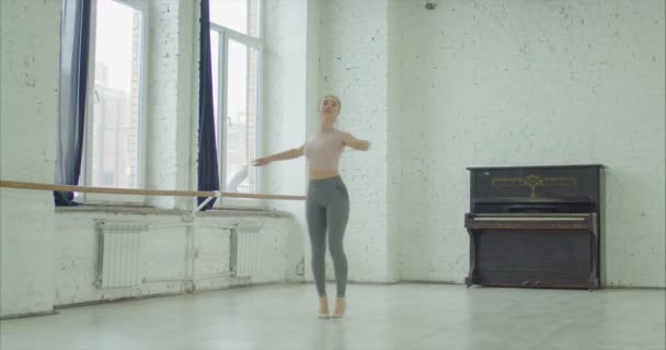 Uitvoeren van soutenu in dansstudio ballerina — Stockvideo