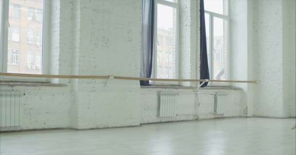 Bailarina practicando grand jete en estudio de baile — Vídeo de stock