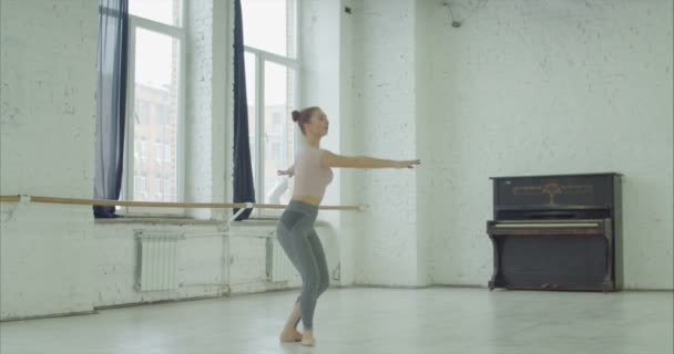 Bailarina practicando pirueta en estudio de baile — Vídeo de stock