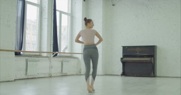 Baleriny praktykujących fouette w studio tańca — Wideo stockowe