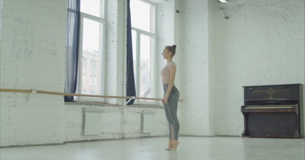 Bailarina practicando ballet salto en estudio de baile — Vídeos de Stock