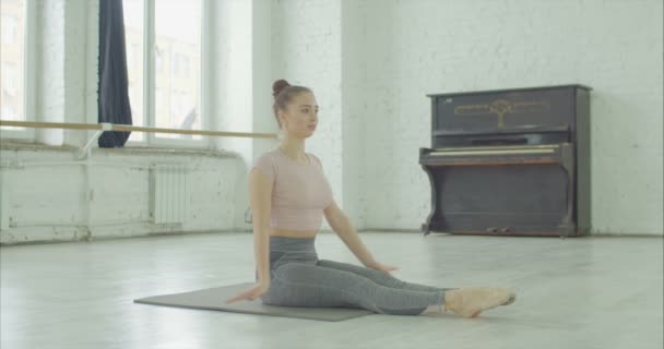 Flexibele vrouw die zich uitstrekt voordat dans repetitie — Stockvideo