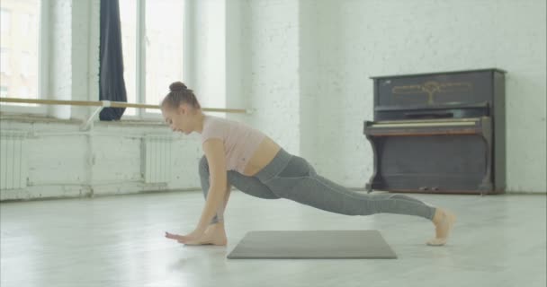 Fitness mujer haciendo estiramiento piernas entrenamiento — Vídeo de stock