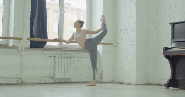 Elegantní baleríny praktikující stojící split — Stock video
