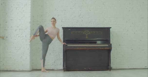 Flexibele jongedame doen staande splitsen yoga pose — Stockvideo