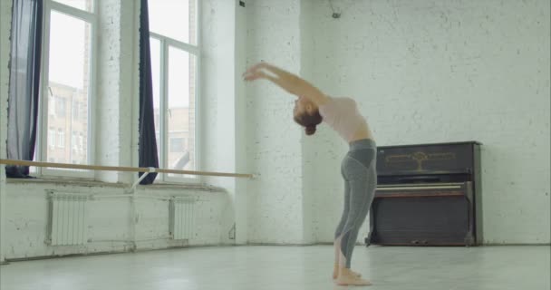 Mujer elegante en forma practicando yoga puente pose — Vídeos de Stock