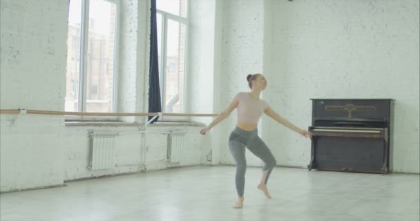 Elegante Joven Mujer Realizando Improvisación Danza Contemporánea Mientras Ensayaba Estudio — Vídeos de Stock