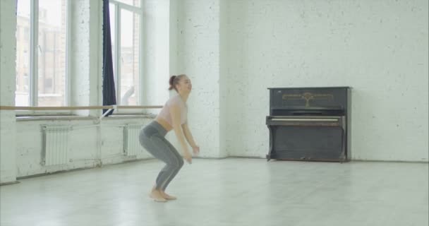 Bailarina artística emocional en el remolino de la danza — Vídeos de Stock