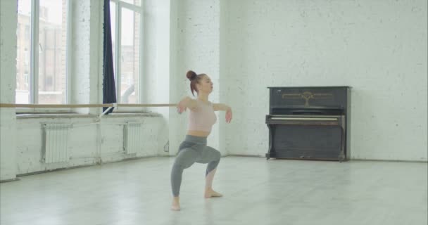 Bailarín improvisa en danza contemporánea interpretando — Vídeos de Stock