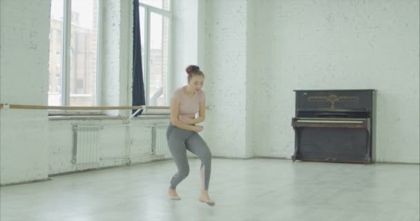 Dançarino moderno ferindo a perna durante o ensaio — Vídeo de Stock