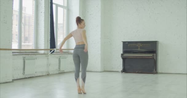 Skuffet kvindelig danser går off beat – Stock-video