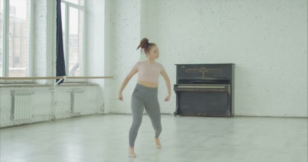 Dançarina talentosa executando dança moderna em estúdio — Vídeo de Stock