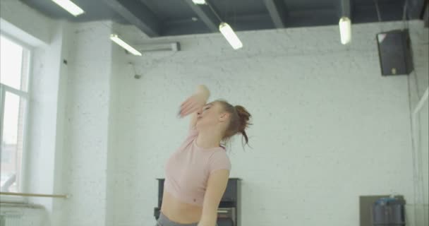 Całkowicie pochłonięty tańca kobieta wykonuje w studio — Wideo stockowe