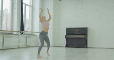 Üzgün dansçı pointe dans stüdyosunda atmadan