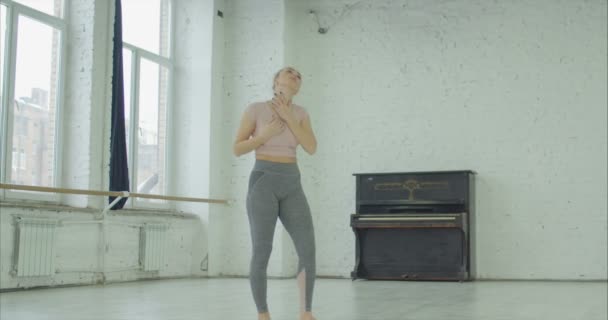 Вымотанная Танцовщица Восстанавливает Дыхание Отдыхает После Репетиции Сидя Полу Танцевальной — стоковое видео