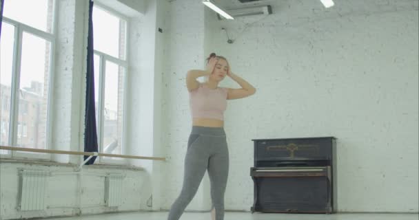 Плачущая танцовщица расстроена несовершенством исполнения — стоковое видео