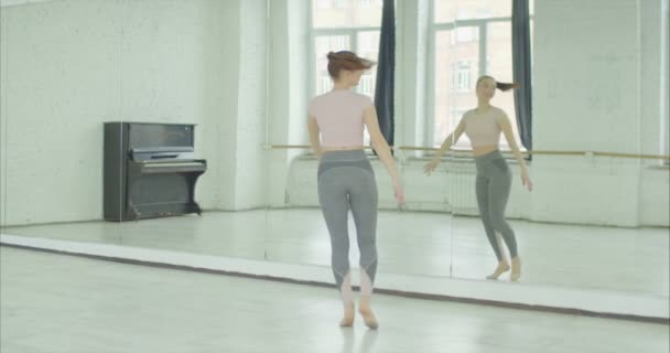 Gladlynt kvinna öva uttrycksfull Dans i studion — Stockvideo