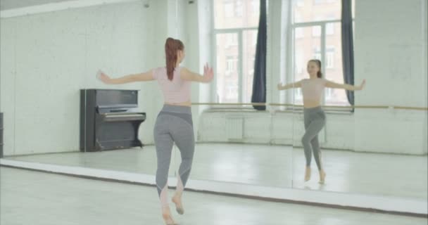 Dansare utbildning rörelser av modern dans i studio — Stockvideo