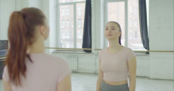 Измученная задумчивая женщина смотрит в зеркало — стоковое видео