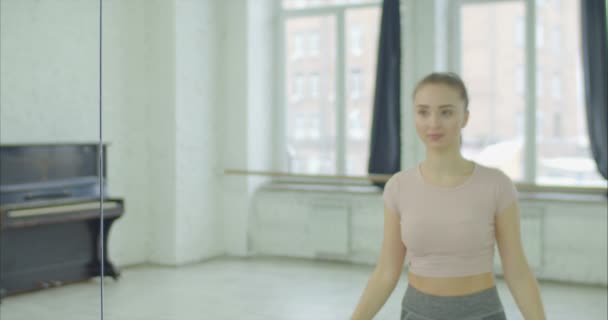 Koncentrovaná ženy při pohledu na odraz v zrcadle — Stock video