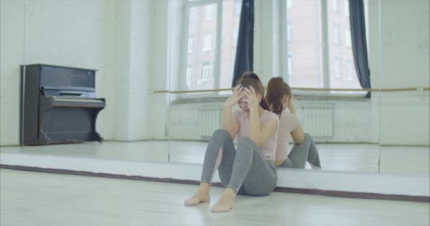 Danseuse désespérée jetant des chaussures de ballet — Video