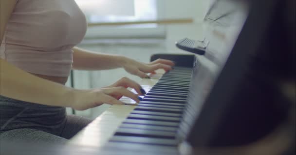 Женские руки играют на пианино в танцевальной студии — стоковое видео