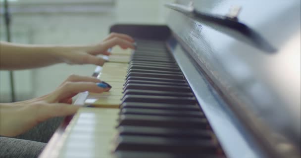 Mani di musicisti che suonano sulla tastiera del pianoforte — Video Stock