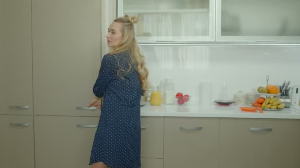 Mujer casual tomando ingredientes de la comida de la nevera — Vídeos de Stock