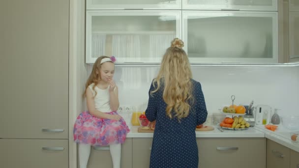 Сім'я готує сніданок разом на кухні — стокове відео