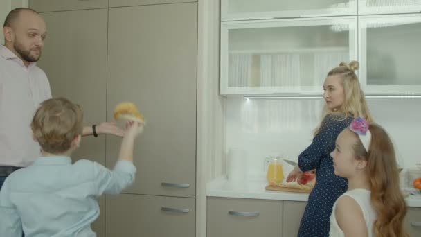 Busiga Lilla Syskon Spelar Köket Medan Stay Home Mor Förbereder — Stockvideo