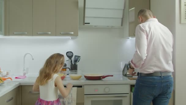 Vater und Tochter kochen Frühstück in Küche — Stockvideo