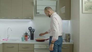 Tek adam mutfakta kahvaltıda omlet pişirme