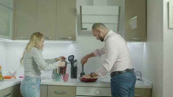 Romantic casual couple making breakfast in kitchen — Stock Video
