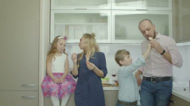 Mutfakta meyve paylaşımı kardeşler ile neşeli anne