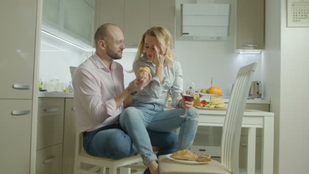 Pareja apasionada disfrutando del almuerzo en la cocina doméstica — Vídeos de Stock