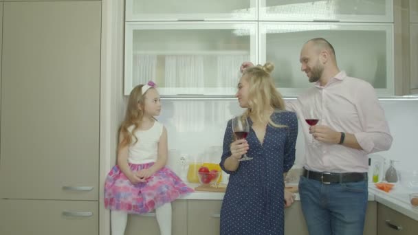 Familia juguetona disfrutando del ocio en la cocina doméstica — Vídeos de Stock