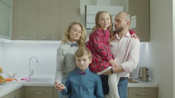 Porträt einer lächelnden Familie mit Geschwistern in der Küche — Stockvideo