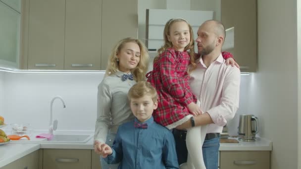 Portrait of smiling family with siblings in kitchen — Stock Video