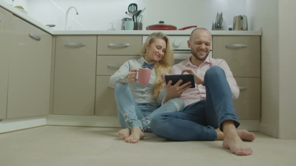 Entusiasmado casal streaming online no tablet pc — Vídeo de Stock