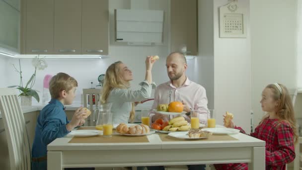 Bella famiglia godendo pasto in cucina domestica — Video Stock