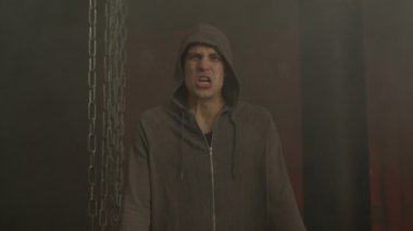 Heyecanlı adam yetiştirme Yaşasın jest olarak yumruklarını sıktı