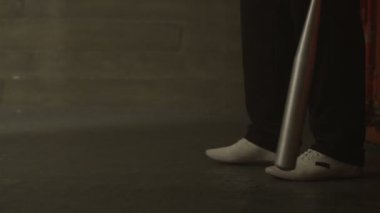 Beyzbol sopası açık havada yürüyüş ile kaba erkek gangster