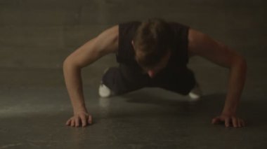 Şınav egzersiz spor salonunda fitness kas adam
