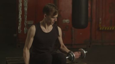 Spor salonunda dumbbells ile eğitim motive fit adam