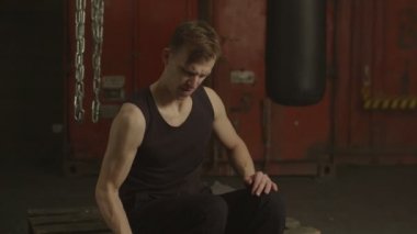 Halter salonunda ile egzersiz sırasında yaralı adam