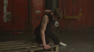 Tek kollu dumbbell satır egzersiz jimnastik salonu yapan erkek