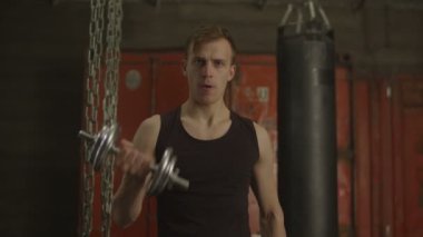 Atletik erkek halter egzersiz sırasında kaldırma