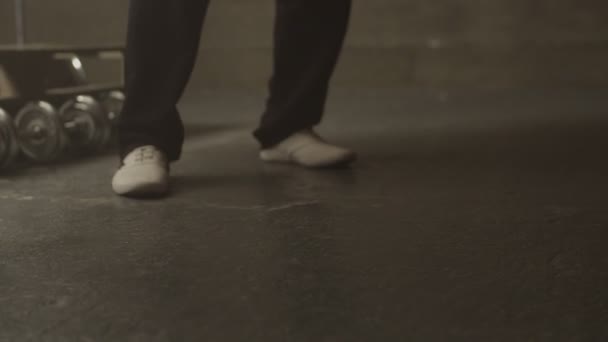 Pernas de boxeador masculino perfurando saco de boxe no ginásio — Vídeo de Stock